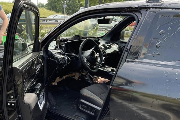 Bên trong, mẫu xe điện Suzuki eVX sẽ có vô lăng vát 2 đầu, bảng đồng hồ kỹ thuật số kết hợp với màn hình cảm ứng trung tâm, cửa gió điều hòa dạng dọc và cụm điều khiển trung tâm thiết kế hiện đại.