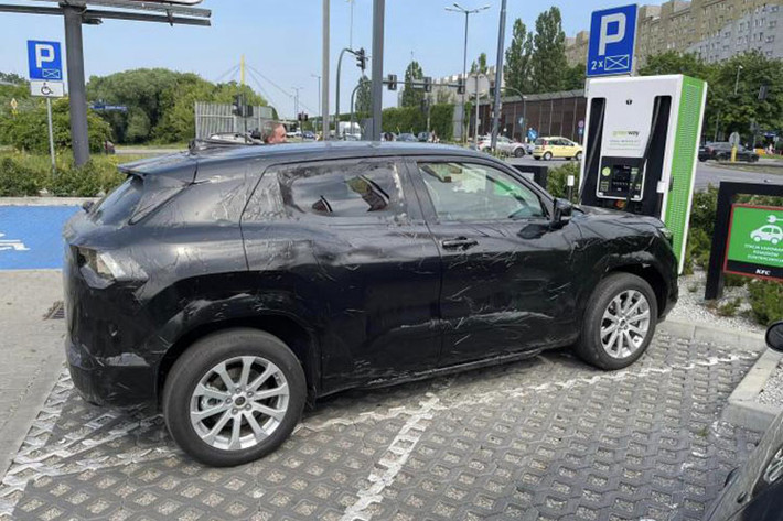 Hiện vẫn chưa có thông tin cụ thể về khả năng vận hành của mẫu xe Suzuki eVX. Theo một số nguồn tin, nhiều khả năng Suzuki eVX sẽ dùng pin Blade do hãng BYD của Trung Quốc sản xuất. Xe bản thương mại dự kiến sẽ được trang bị 2 loại pin có dung lượng khoảng 48 kWh và 60 kWh.
