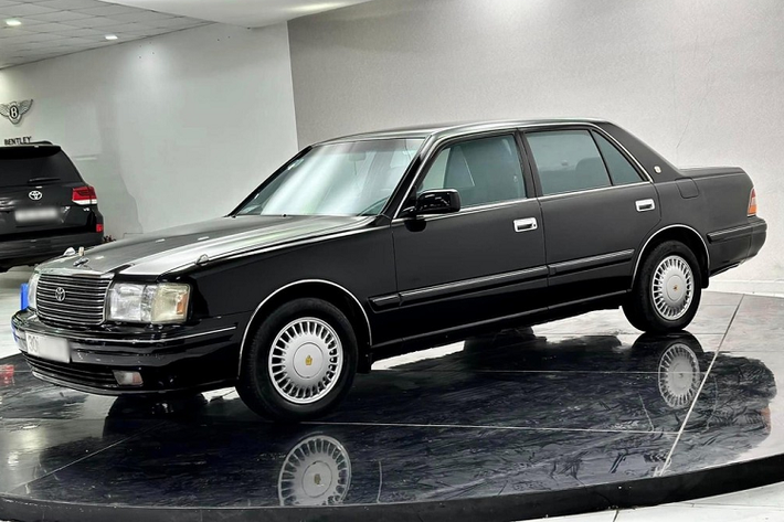 Dòng xe Toyota Crown sản xuất từ năm 1955 cho đến nay đã trải qua 16 thế hệ, trong đó, thế hệ mới nhất đã được trình làng vào năm ngoái, dù vậy, giới chơi xe tại Việt Nam và 1 số nước châu Á vẫn tìm kiếm các dòng xe Toyota Crown thế hệ cũ để sưu tập, thể hiện niềm đam mê đặc biệt.