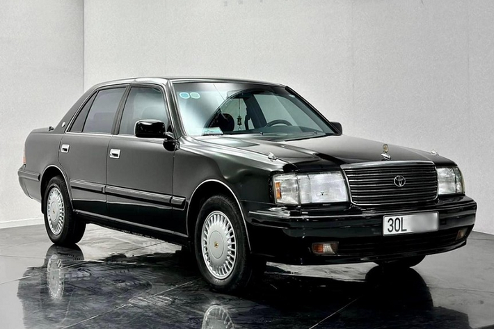 Toyota Crown tại Việt Nam không chỉ còn là 1 trong những dòng sedan hạng sang thú vị nhất của hãng xe Nhật Bản mà còn có danh hiệu "xe bộ trưởng" vì được các ban ngành chức năng sử dụng. Chính vì vậy, hiện nhiều người vẫn đang tìm mua những Toyota Crown đời cũ "còn ngon" để về sưu tầm và sử dụng.