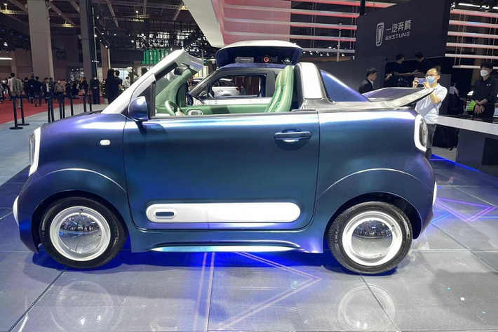 Về hình thức bên ngoài, xe điện FAW Bestune Pony cũng có thiết kế theo kiểu hình hộp như Wuling Hongguang Mini EV, Geely Panda Mini nhưng sử dụng nhiều đường nét sắc sảo, cùng các đường cong mang đến sự mới lạ cho ngoại hình.