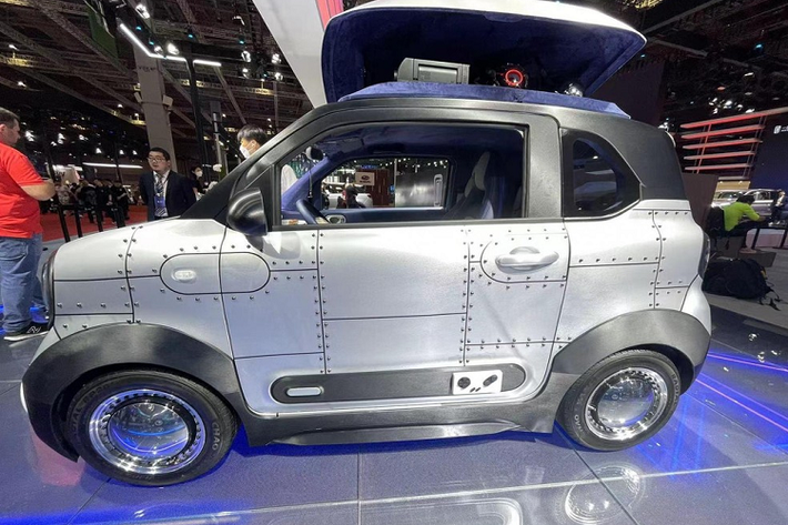 Sự xuất hiện của FAW Bestune Pony EV 2023 mới lại thổi thêm 1 cơn gió mới mẻ cho phân khúc xe ô tô điện cỡ nhỏ, điều thú vị là chiếc xe ô tô điện FAW Bestune Pony có cả tùy chọn xe mui trần cùng kha khá đồ chơi theo xe cho khách lựa chọn lắp thêm.