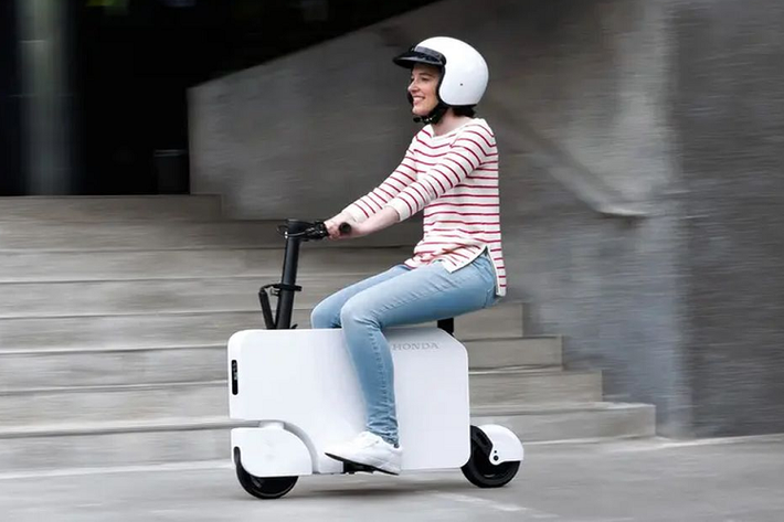 Honda là thương hiệu có lịch sử lâu đời về xe hai bánh và xe bốn bánh. Vì vậy không có gì ngạc nhiên khi nhà sản xuất ôtô Nhật Bản hồi sinh một trong những sản phẩm kinh điển của mình: Motocompo từ những năm 1980 - đó chính là mẫu xe ga mini Honda Motocompacto 2023 mới.