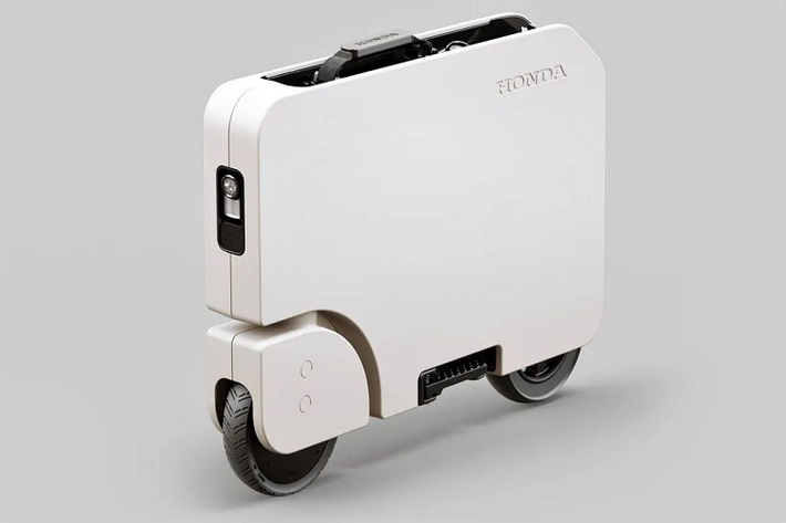 Trọng lượng xe là 18,7 kg. Như vậy xe lúc gập gọn có kích thước chỉ nhỉnh hơn hành lý xách tay khi đi máy bay một chút, nhưng lại mỏng hơn nhiều. Honda cho biết: “Motocompacto là sự lựa chọn hoàn hảo để di chuyển quanh các thành phố và khuôn viên trường đại học.