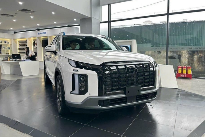 Sau nửa tháng kể từ khi ra mắt, Hyundai Palisade 2024 mới đã chính thức có mặt tại các đại lý trên toàn quốc, sẵn sàng phục vụ người dùng. Tại Việt Nam, Hyundai Palisade được phân phối với 4 phiên bản khác nhau cùng 7 lựa chọn màu sắc (Trắng, Đen, Đỏ đô, Xanh lục bảo, Xanh bóng đêm, Xanh dương, Xám kim loại).