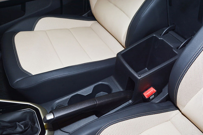 Những trang bị tiện nghi của xe gồm có màn hình cảm ứng trung tâm MIB Regio 10 inch, hỗ trợ kết nối không dây với điện thoại thông minh, hệ thống điều hòa tự động Climatronic điều khiển cảm ứng, hệ thống lọc không khí, sạc điện thoại không dây, cổng USB Type C, cổng sạc 12V và hệ thống âm thanh 8 loa...