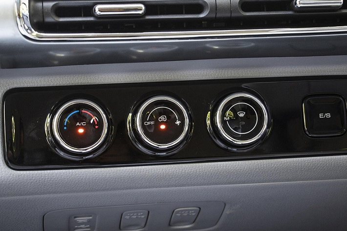 Tại thị trường Ấn Độ, MG Comet EV được trang bị mô-tơ điện mạnh 42 mã lực và 110 Nm, hộp số tự động 1 cấp cùng hệ dẫn động cầu sau. Pin của xe có dung lượng 17,3 kWh với tiêu chuẩn chống nước và chống bụi IP67.