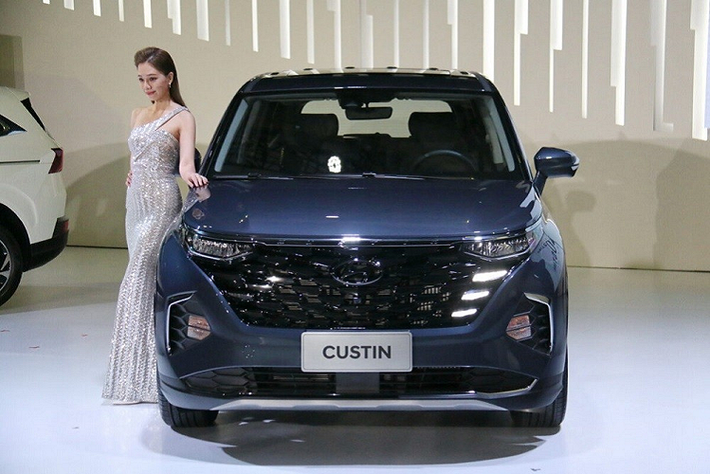 Hiện thông tin cụ thể của 2 mẫu xe này ở Việt nam vẫn chưa được hé lộ. Tuy nhiên, sẽ không bất ngờ nếu cặp đôi này sở hữu thông số và trang bị tương tự xe ở thị trường nước ngoài. Như thông tin đã đưa, Custin vốn là mẫu MPV do liên doanh Beijing Hyundai tại Trung Quốc phát triển.
