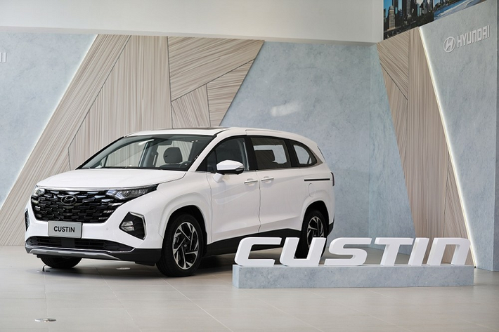 Như vậy, theo công bố của TC Motor, mẫu MPV cỡ lớn Hyundai Custo sẽ được đổi tên thành Hyundai Custin ở Việt Nam. Trước đó, hãng Hyundai cũng áp dụng cách đặt tên này cho Custo ở thị trường Đài Loan. Cái tên Custin này được ghép từ 2 từ "Custom" và "Interior" nhằm nhấn mạnh đây là mẫu MPV có thiết kế và nội thất phù hợp với các gia đình.