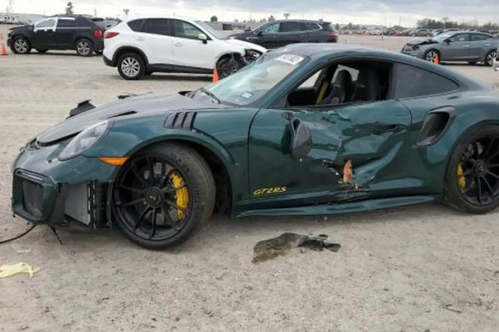 Một trong số 1.000 chiếc Porsche 911 GT2 RS thế hệ 991.2 ở Bắc Mỹ vừa được đấu giá trên trang Copart. Porsche 911 GT2 RS không chỉ là xe thể thao đặc biệt, cực kỳ hiếm mà chiếc đang được đấu giá này thậm chí còn chưa chạy hết roda đã gặp tai nạn nghiêm trọng. Trên đồng hồ ODO của chiếc xe này hiển thị chỉ vỏn vẹn 361 dặm (khoảng 580 kilomet).