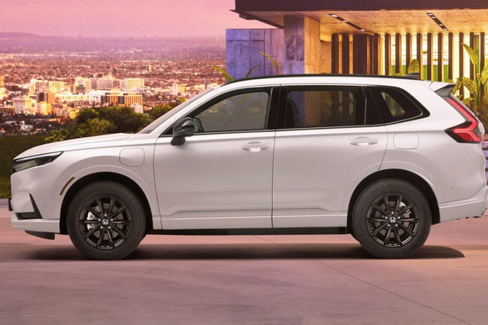 Hiện hãng Honda chưa công bố thông số cụ thể của CR-V e:HEV và e:PHEV ở châu Âu. Chỉ biết rằng Honda CR-V e:PHEV 2023 sẽ sử dụng mô-tơ điện công suất cao và trọng lượng nhẹ. Đồng thời, mẫu xe này có thể chạy 82 km ở chế độ thuần điện, đủ để người dùng đi lại hàng ngày trong thành phố. Thời gian sạc đầy pin cho xe là khoảng 2,5 tiếng nếu nhiệt độ pin ở mức 25 độ.