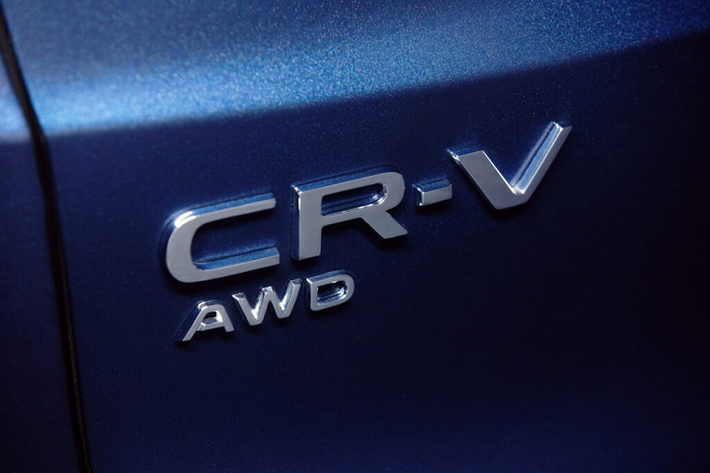 Tiếp đến là Honda CR-V e:HEV 2023 ở châu Âu với động cơ xăng 2.0L giống phiên bản e:PHEV, 2 mô-tơ điện và pin lithium-ion với mật độ công suất lớn. Ở những thị trường khác, Honda CR-V e:HEV 2023 sở hữu công suất tổng cộng 204 mã lực và mô-men xoắn cực đại 335 Nm cùng vận tốc tối đa 185 km/h.