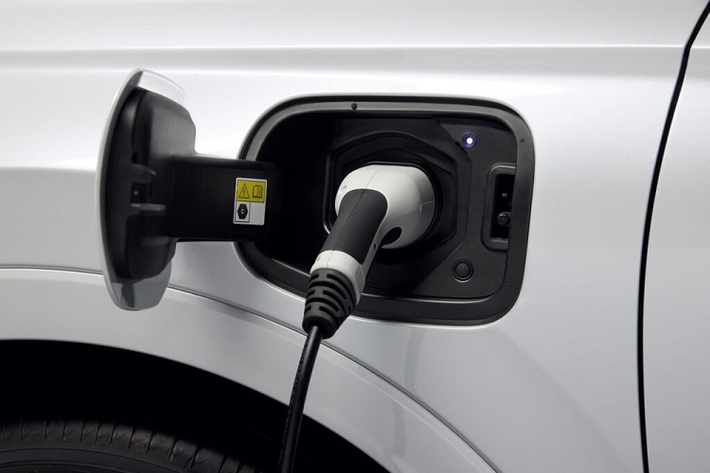 Như vậy, Honda CR-V e:PHEV 2023 ở châu Âu có quãng đường di chuyển bằng pin dài hơn xe tại Trung Quốc. Ở thị trường Trung Quốc, xe dùng động cơ xăng, công suất tối đa 110 kW (khoảng 147 mã lực) và mô-men xoắn cực đại 183 Nm, kết hợp cùng hộp số E-CVT.