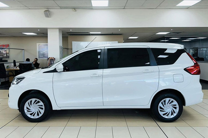 Dù được công bố từ hồi tháng 7/2023, nhưng đến nay hãng Toyota mới công bố giá bán của Rumion ở thị trường Ấn Độ cho tổng cộng 3 phiên bản là S, G và V với mức bán dao động từ 1,029 - 1,368 triệu Rupee (khoảng 300 - 399 triệu đồng).