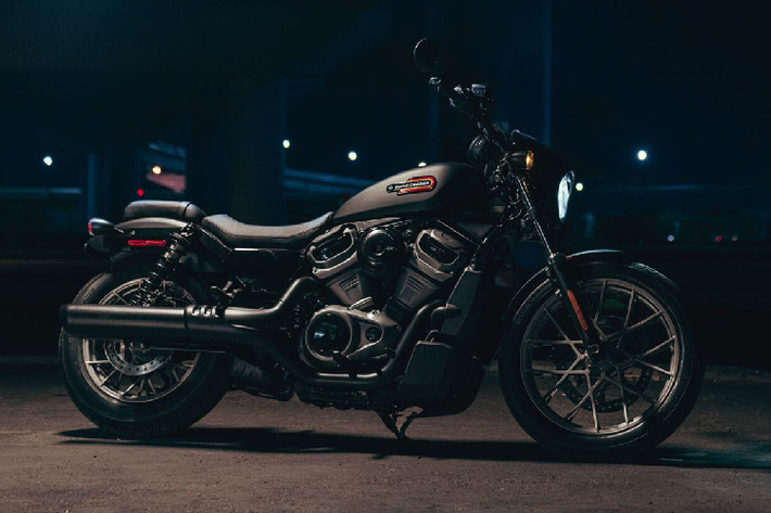 Bộ đôi Street Glide Special Anniversary và Road Glide Special Anniversary sẽ có số lượng 1.600 xe cho mỗi mẫu. Bên cạnh đó, Ultra Limited Anniversary có số lượng với 1.300 xe và Tri Glide Ultra Anniversary là 1.100 xe Harley-Davidson chỉ sản xuất 1.500 xe CVO Road Glide Limited Anniversary 120 năm. Mỗi xe sẽ được khắc lazer số thứ tự tại nắp bình xăng.