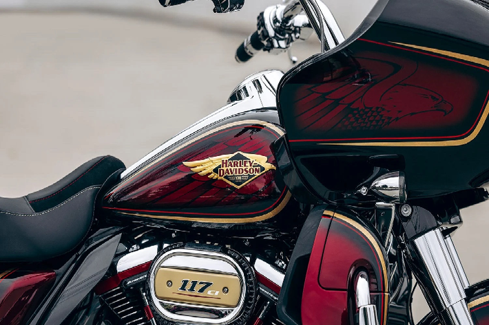 Yên xe bọc Alcantara với đường khâu và logo được hoàn thiện với vẻ ngoài đặc biệt cho CVO Road Glide Ngoài tông màu sơn và trang trí, Harley-Davidson bản kỷ niệm 120 năm không khác biệt về thông số kỹ thuật so với các bản thường tương đương.