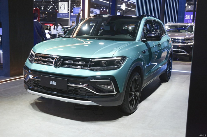 Mức giá bán Volkswagen T-Cross 2023 từ 149.900 - 161.900 Nhân dân tệ (khoảng 487 - 529 triệu đồng). Như vậy, xe tại Trung Quốc rẻ hơn một nửa so với Volkswagen T-Cross ở Việt Nam. Tại Việt Nam, mẫu SUV cỡ B này cũng có 2 phiên bản và giá bán từ 1,099 - 1,299 tỷ đồng.