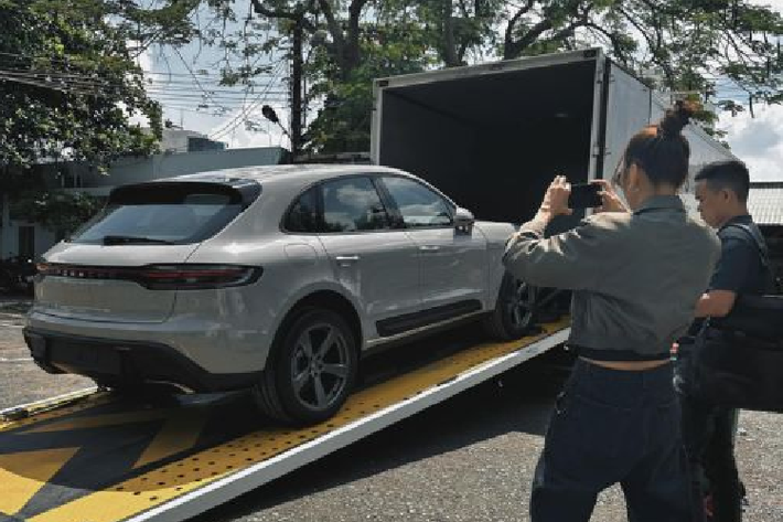 Chiếc Porsche Macan 2023 của Thanh Hằng sở hữu động cơ 4 xi-lanh tăng áp, dung tích 2 lít, sản sinh công suất tối đa 261 mã lực và mô-men xoắn cực đại 400 Nm. Xe có thời gian tăng tốc từ 0-100 km/h là 6,2 giây. Riêng phiên bản GTS cao cấp sẽ được trang bị động cơ V6, tăng áp kép, dung tích 2,9 lít, có khả năng tạo ra công suất 414 mã lực và mô-men xoắn 550 Nm. Thời gian tăng tốc từ 0-100 km/h của nó là 4,3 giây.