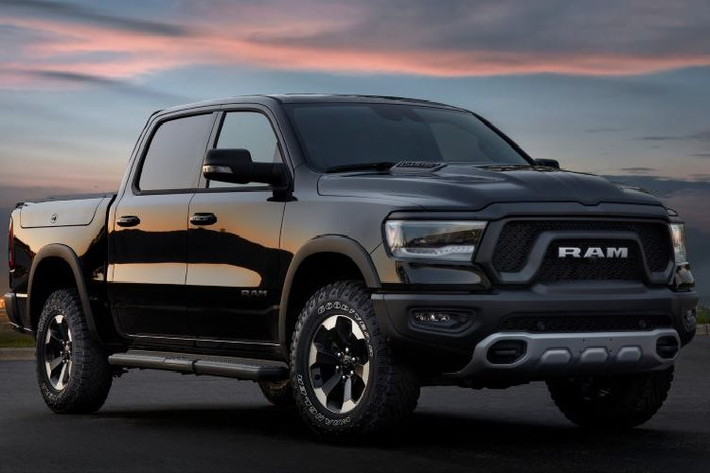 Tại thị trường Mỹ, RAM 1500 Rebel 2023 còn có tuỳ chọn máy V6 3.6L nhỏ hơn. Bản này có công suất 305 mã lực và mô-men xoắn 365 Nm. Có thể thấy Ram khá ưu ái khách Việt khi nhập về bản động cơ dung tích lớn. Tuy nhiên, mức thuế cho Ram 1500 với động cơ lớn cũng sẽ khá cao.