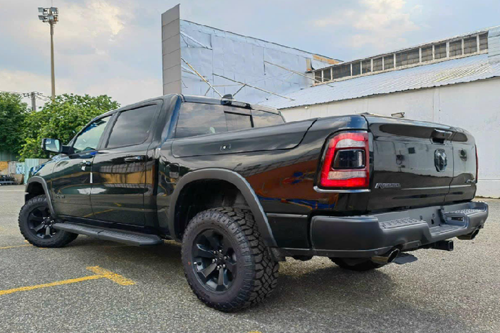 Được ví như "tiểu" TRX, RAM 1500 Rebel 2023 mới có ngoại hình rất hầm hố và thể thao. Gây chú ý ở đầu xe là mặt ca lăng có dạng lưới tổ ong cùng tấm ốp tạo hình cứng cáp. Bên dưới là bộ cản được thiết kế phục vụ off-road với góc tới và góc thoát lớn.