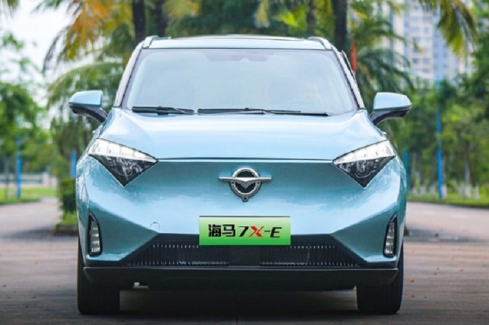 Haima 7X tại Việt Nam dự kiến là mẫu xe đầu tiên được bán từ nửa sau 2023, cạnh tranh Mitsubishi Xpander, Toyota Veloz. Hai mẫu khác là 8S và 7X-E sẽ về nước từ cuối tháng 3. Xe được bán thông qua hai showrom tại Hà Nội, và một showroom ở TP HCM. Tuy vậy thời gian showroom hoạt động, chính sách hậu mãi, bảo hành chưa được tiết lộ.