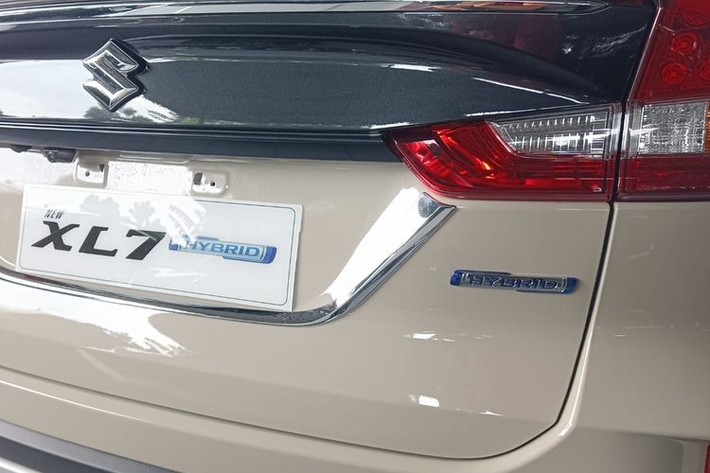 Tại thị trường Indonesia, Suzuki XL7 2023 bản Beta và Alpha sẽ dùng hệ truyền động mild hybrid có tên đầy đủ là Smart Hybrid Vehicle by Suzuki (SHVS), tương tự người anh em Ertiga Hybrid. Hệ truyền động này bao gồm máy xăng 4 xi-lanh, dung tích 1.5L.