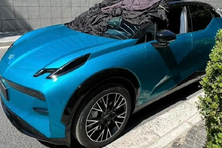 Theo đó, Cơ quan quản lý Trung Quốc tiết lộ chiếc SUV điện Zeekr X của Geely sẽ có pin 66 kWh, trọng lượng pin là 390 kg, đối với phạm vi hoạt động, tùy theo phiên bản mà chiếc xe điện này sẽ di chuyển được quãng đường dài từ 500-560 km trong một lần sạc.