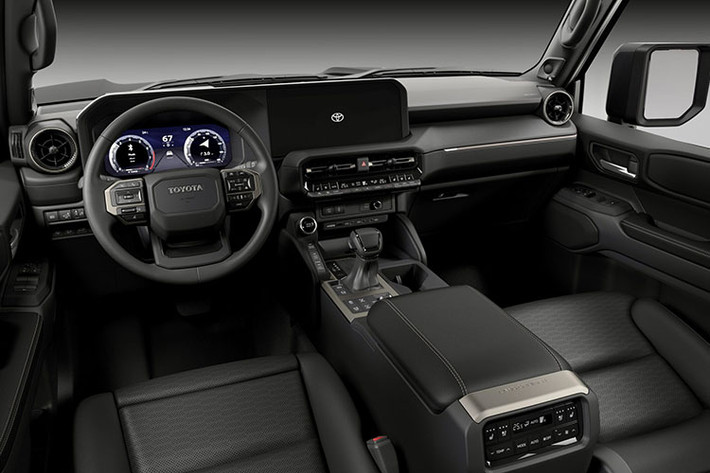 Đầu tiên, dòng xe này có thể sẽ là sự hồi sinh của chiếc FJ Cruiser trong quá khứ. Thiết kế vuông vức và cột C lớn tương đồng đã cho thấy điều này. Tuy nhiên cũng không ngoại trừ khả năng Toyota sẽ đặt cho nó một cái tên mới.