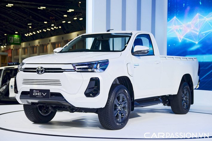 Đây là ý tưởng về chiếc Toyota Hilux thuần điện trong tương lai và từng lần đầu xuất hiện trong sự kiện kỷ niệm 60 năm thành lập thương hiệu Toyota tại Thái Lan vào tháng 12/2022. Hilux Revo BEV Concept tượng trưng cho những gì mà Toyota muốn đạt được với dự án phát triển xe bán tải cỡ trung chạy hoàn toàn bằng điện.