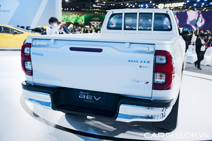 Ông Akio Toyoda, cựu CEO Toyota đã từng cho biết rằng quá trình phát triển phiên bản bán tải Toyota Hilux chạy điện được thực hiện ở Thái Lan, vì tại quốc gia này xe bán tải cực kỳ phổ biến với đầy đủ 3 kích thước cabin gồm đơn (single cab), nhỡ (extended cab) và kép (dual cab).