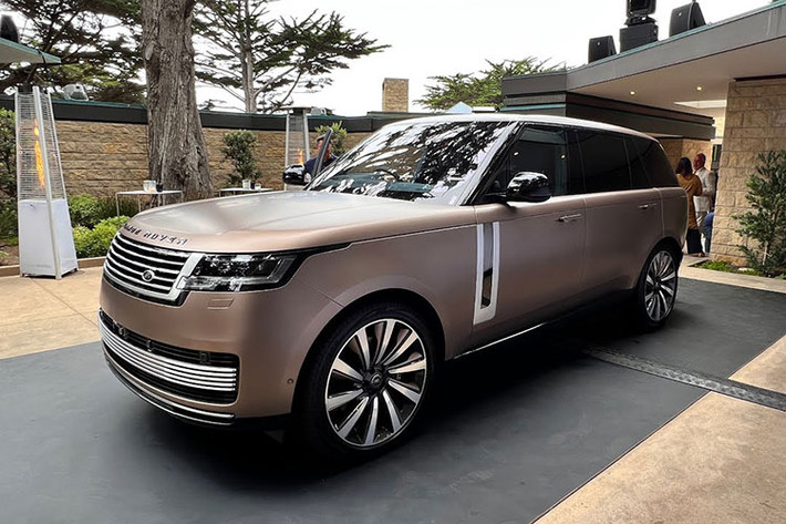 Hiện cả Land Rover và Jaguar đều đang chuyển hướng sang động cơ điện. Range Rover dự kiến sẽ nhận được tùy chọn điện vào khoảng năm 2024, rất có thể là cho mẫu xe năm 2025 sẽ chạy điện hoàn toàn.