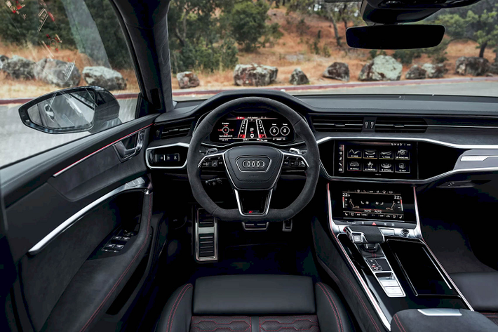 Audi RS6 và RS7 phiên bản Performance Edition sử dụng hệ dẫn động AWD quattro với bộ vi sai sau thể thao, khóa vi sai trung tâm được cải tiến nhẹ và nhỏ hơn, hệ thống vô-lăng được tinh chỉnh lại chính xác hơn và hộp số tự động 8 cấp nay chuyển số lanh lẹ hơn.