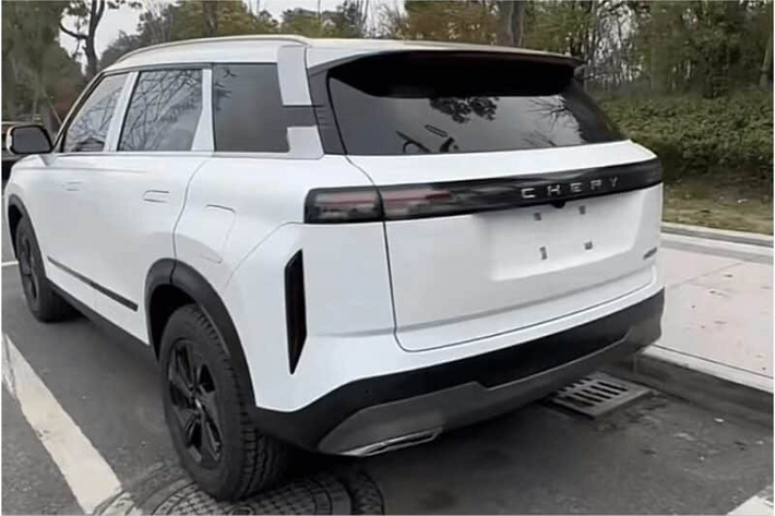 Chery TJ-1 sở hữu số đo 3 vòngchiều dài x rộng x cao lần lượt là 4.515 - 1.865 - 1.680 mm và chiều dài cơ sở 2.675 mm. Về thiết kế, đầu xe TJ-1 gây ấn tượng với lưới tản nhiệt hình chữ nhật cỡ lớn. Khu vực này được thiết kế gồm các chi tiết lưới đen kết hợp trang trí mạ crôm với tỷ lệ cân đối.