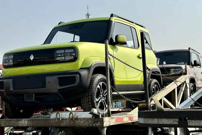 Ngoài ra, một số thông tin nội bộ của SGMW truyền ra ngoài cho thấy, mức giá bán của xe Baojun Yep 2023 siêu rẻ, khi chỉ từ 59.800 nhân dân tệ (tương đương 204 triệu đồng), tương đương các mẫu xe điện nội địa khác nhưng về thiết kế thì rất độc lạ vì chẳng khác gì một chiếc xe Mercedes-Benz G-Class thu nhỏ.
