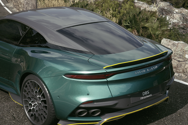 Không có nhiều nâng cấp về thiết kế tại cản sau. Aston Martin cho phép chủ sở hữu thay đổi màu sắc các đường viền tại cản trước và sau, ốp hông, viền cánh gió khí động học...