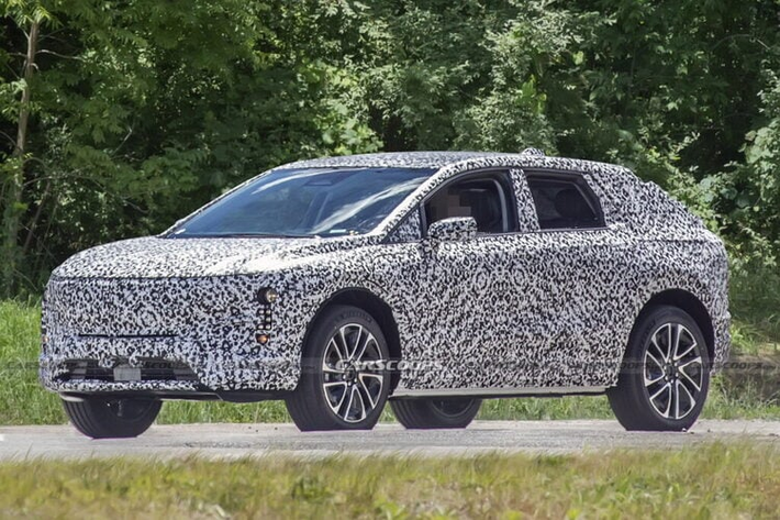 Thương hiệu xe sang Cadillac đang giữ bí mật các chi tiết bổ sung và hãng này cũng từ chối cho biết liệu các 2 mẫu xe sắp ra mắt cùng với chiếc này sẽ là sedan hay là crossover.