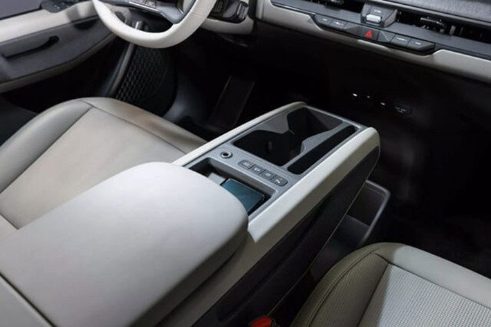 Tại thị trường Hàn Quốc, mẫu SUV điện Kia EV9 2024 được trang bị cụm pin lithium-ion với dung lượng 99,8 kWh, cho phép xe chạy được quãng đường dài nhất là 501 km. Tùy phiên bản, xe sẽ dùng mô-tơ điện mạnh 201 mã lực, 215 mã lực và 380 mã lực trong khi mô-men xoắn cực đại dao động từ 350 - 700 Nm.