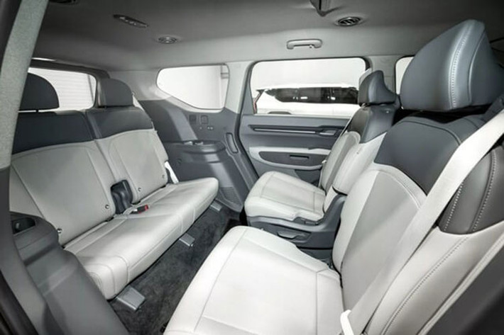 Sau khi áp dụng trợ giá của chính phủ Hàn Quốc dành cho ôtô điện, 2 phiên bản của Kia EV9 2024 có giá chỉ còn 73,37 triệu Won (1,28 tỷ đồng) và 83,79 triệu Won (1,46 tỷ đồng).