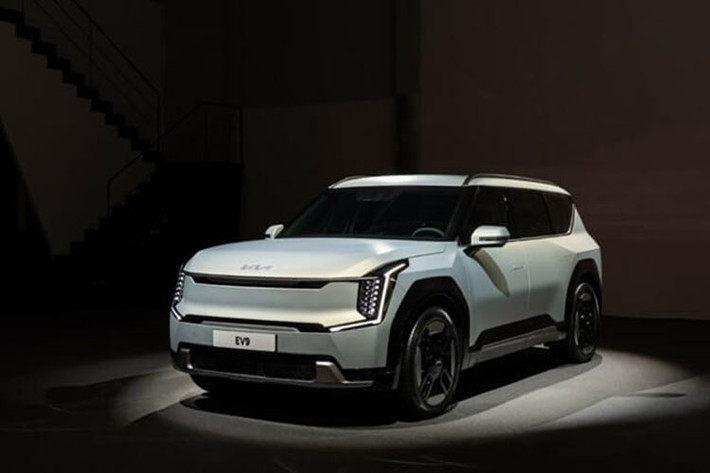 Kia EV9 2024 chạy điện hoàn toàn mới đã chính thức trình làng trong triển lãm Ô tô Seoul 2023 diễn ra vào tháng 4/2023 vừa qua. Đây chính là mẫu SUV điện cỡ lớn với nội thất 3 hàng ghế đầu tiên của làng xe Hàn Quốc. Với thiết kế táo bạo, trang bị độc đáo và quãng đường di chuyển khá dài sau một lần sạc pin, mẫu SUV điện này đã nhanh chóng lọt vào mắt xanh của nhiều khách hàng Hàn Quốc.