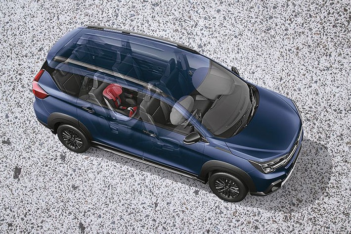 Chi tiết mới tiếp theo của Suzuki XL7 Hybrid 2024 chính là vành la-zăng sơn màu đen với đường kính 16 inch, giúp mẫu MPV này trông càng giống SUV hơn. Trong khi đó, ăng ten trên nóc xe sẽ được thiết kế đơn giản và hiện đại hơn.