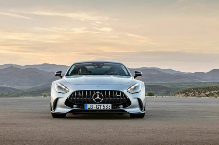 Mercedes-AMG GT 2024 mới thế hệ thứ hai sở hữu kích thước được gia tăng đáng kể. Chiều dài xe tăng thêm 182 mm, đạt mức 4.728 mm. Chiều rộng và chiều cao tăng thêm lần lượt 45 mm và 66 mm so với thế hệ tiền nhiệm. Chiều dài cơ sở của xe cải thiện 70 mm, lên mức 2.700 mm giúp không gian nội thất rộng rãi hơn.