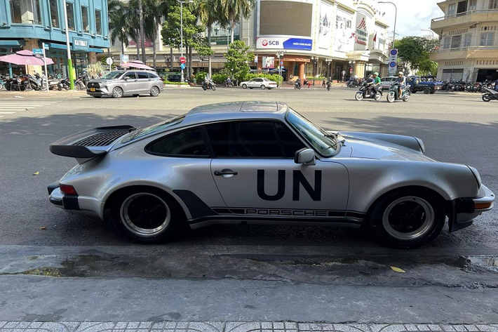Ông Vũ sở hữu rất nhiều thế hệ 911 khác nhau, bao gồm các mẫu xe hiện đại như 911 Sport Classic 2023 đến những mẫu 911 cổ điển có tuổi đời 30, 40 năm. Trong số đó, Porsche 911 930 Turbo đặc biệt là mẫu xe được ông ưu ái Vũ đem đi “vi hành”.