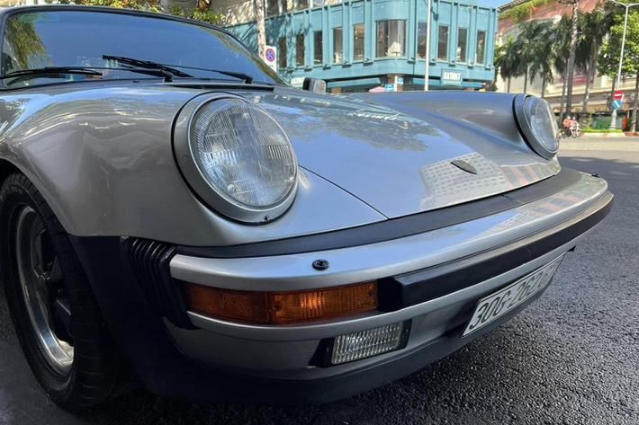 Mới đây, chiếc Porsche 930 Turbo của Đặng Lê Nguyên Vũ đã bất ngờ xuất hiện trên một tuyến đường ở TP.HCM, sau một thời gian dài “mai danh ẩn tích”. Đây là một trong những mẫu xe thể thao có tốc độ nhanh nhất ở thời điểm những năm 1980.