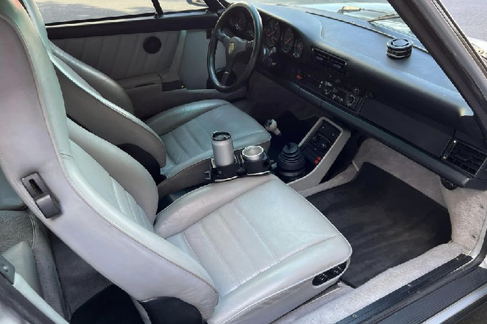 Khoang lái của chiếc Porsche 930 Turbo có thiết kế tối giản, tuy nhiên vẫn mang trong mình DNA của thương hiệu Đức với vô lăng thể thao, đặc biệt là bộ 5 đồng hồ đặc trưng của dòng 911. Mục đích của việc tối giản hoá thiết kế nội thất là nhằm giúp tài xế tập trung vào trải nghiệm của xe mang lại. Các chi tiết da và nhựa trên xe đã có dấu hiện xỉn màu, đây là một điều dễ hiểu đối với một mẫu xe đã có hơn 40 năm tuổi đời.