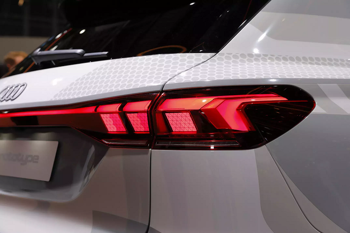 Vô lăng trên Audi Q6 e-tron được vát kiểu D-Cut hai đầu, đem đến cảm giác thể thao và hiện đại.