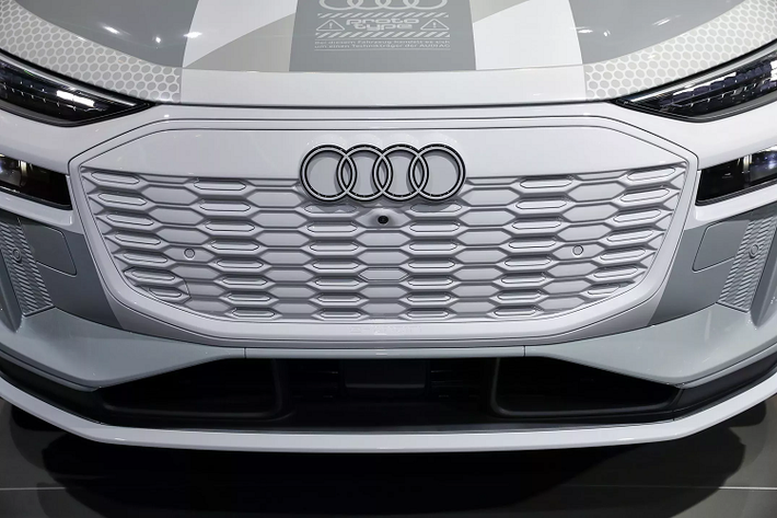 Audi Q6 e-tron còn được trang bị màn hình HUD hiển thị các thông tin chỉ hướng với phạm vi tối đa lên tới 200m. Mẫu SUV điện này còn được trang bị hệ thống âm thanh cao cấp Bang & Olufsen với 22 loa công suất 830W, trong đó có 4 loa tích hợp cho vị trí tựa đầu phía trước.