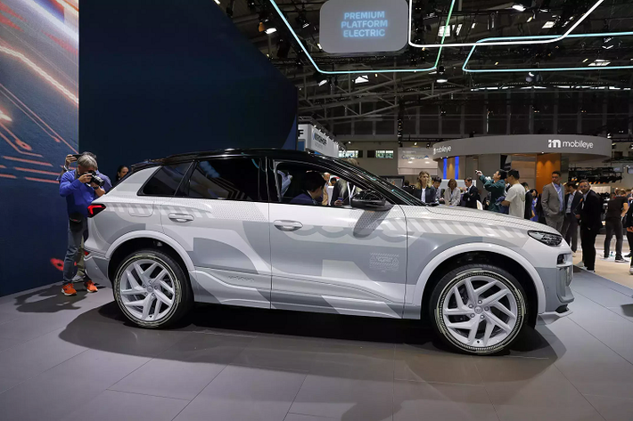 Ngoài các màn hình lớn, nội thất Audi được tối giản nhiều chi tiết, rút gọn các phím cơ. Để đảm bảo cho việc điều khiển thuận tiện, Audi đã cung cấp một trợ lý ảo thông minh, có thể được kích hoạt bằng câu lệnh "Hey Audi".