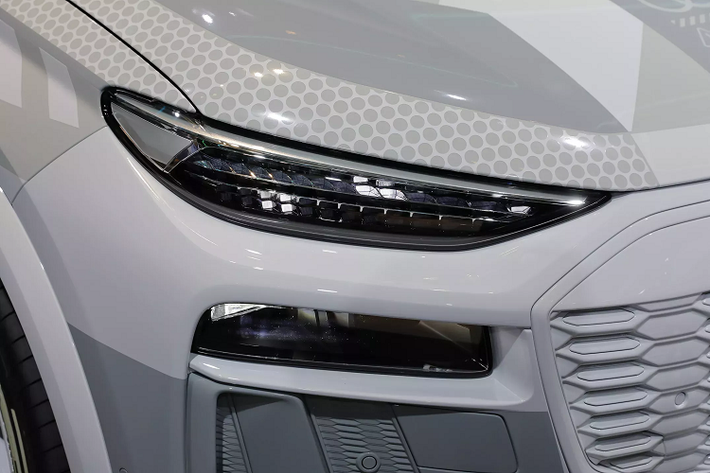 Một số những chi tiết trên SUV điện Audi Q6 E-Tron 2025 đều làm từ vật liệu tái chế, thân thiện môi trường như thảm sàn làm từ lưới đánh cá tái chế, một số vị trí được làm bằng nhôm tái chế, rác thải công nghiệp,... Chiếc xe cũng có không gian hành lý 526 lít và lên đến 1.529 lít khi gập ghế sau.