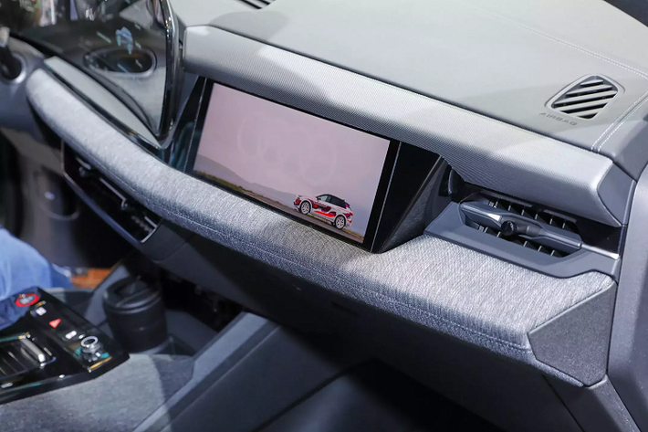 Audi Q6 e-tron sẽ có 3 màn hình tại vị trí taplo và vô lăng D-Cut lạ mắt. Nội thất xe sử dụng nút bấm cảm ứng và tối giản hoá để gọn hơn về mặt không gian. Trợ lý ảo thông minh có thể được kích hoạt bằng câu lệnh "Hey Audi".