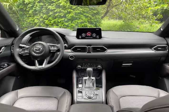 Bước vào bên trong mẫu xe SUV Mazda CX-5 Carbon Turbo, người dùng sẽ thấy sự kết hợp của những chất liệu nội thất cao cấp như da lộn màu đen và da màu nâu Terracotta. Bên cạnh đó là những chi tiết ốp nội thất màu xám nòng súng, mang đến "cảm giác trường tồn với thời gian vốn vẫn có sức hút trong thế giới hiện đại".